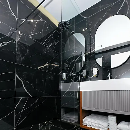 Wilson On The Bllok Hotel *