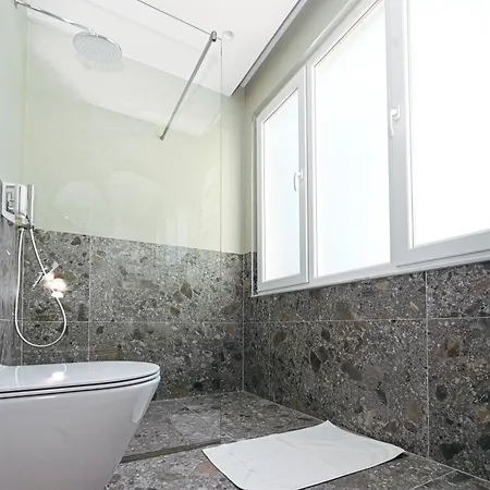 Wilson On The Bllok Hotel Tirana