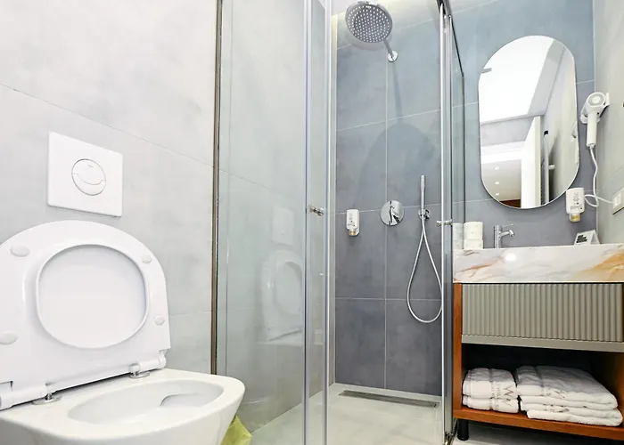 Wilson On The Bllok * Tirana