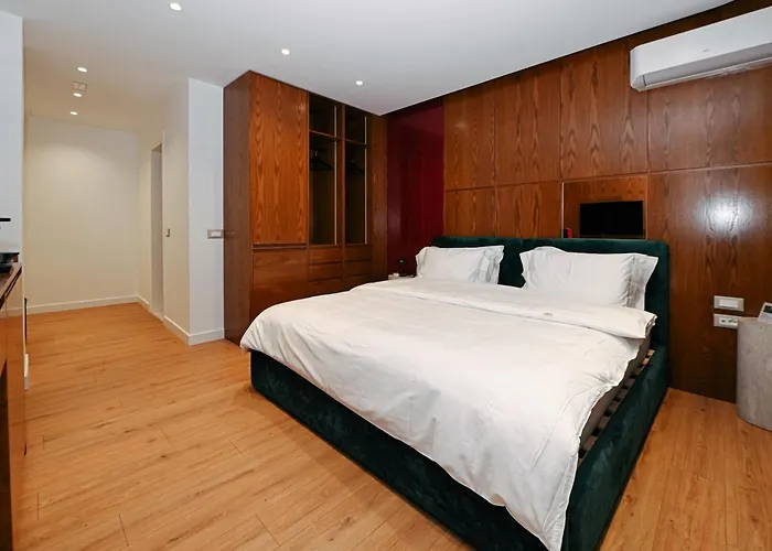 Wilson On The Bllok * Tirana